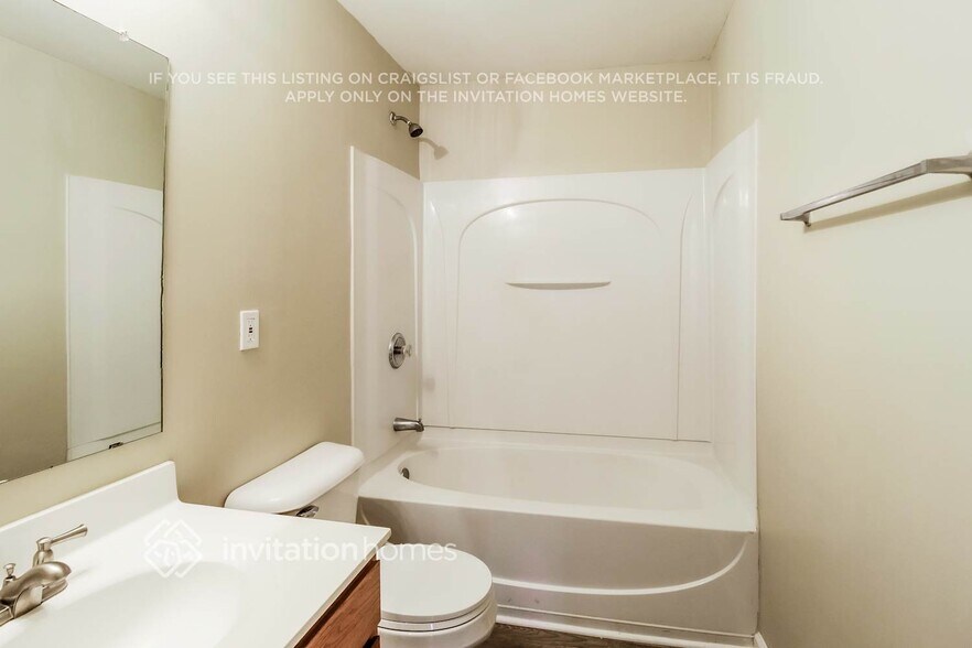 Building Photo - 2860 Englewood Dr