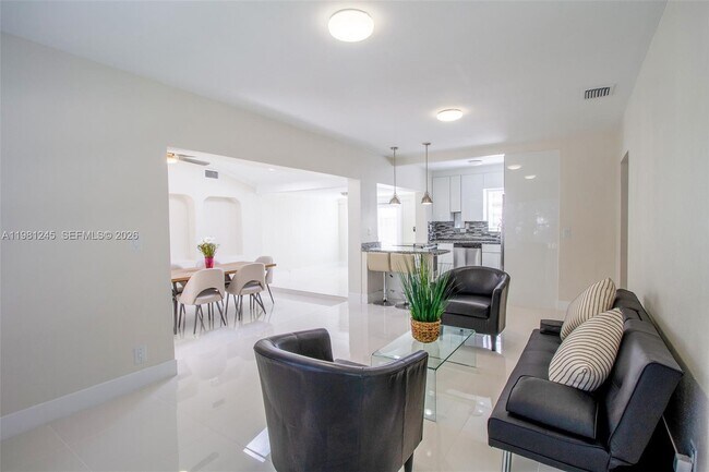 Building Photo - 2727 Calusa St