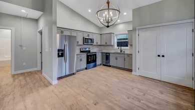 Building Photo - 627 Prescott Ave