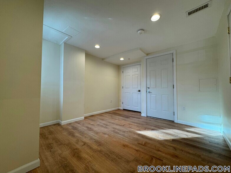 Building Photo - 1801 Beacon St