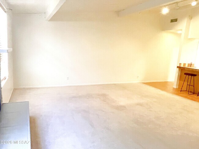 Building Photo - 3750 N Country Club Rd