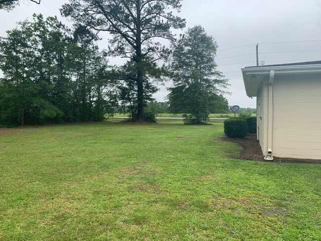 Building Photo - AVAILABLE NOW! 3 Bedrooms/1 1/2 Bath with ...