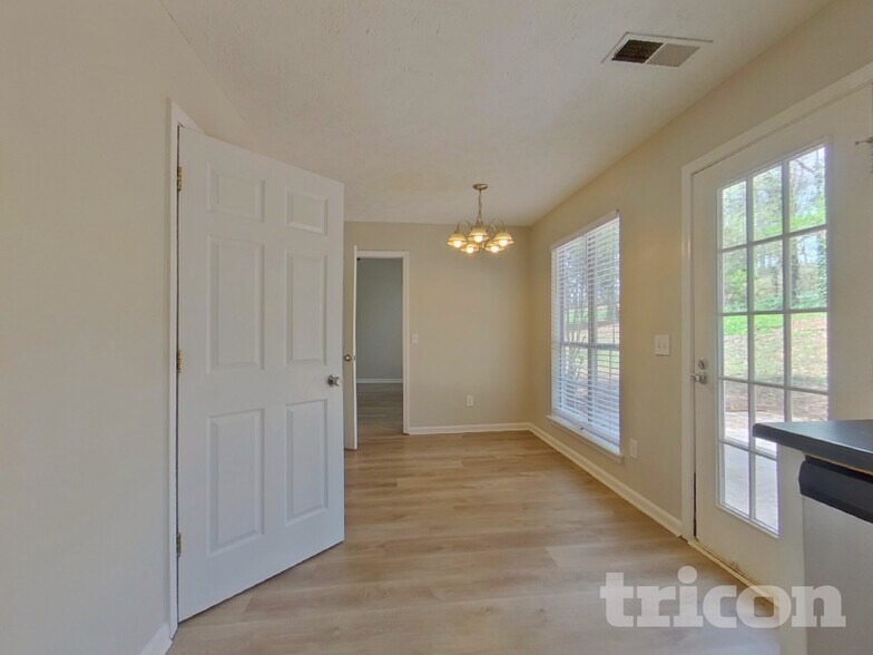 Building Photo - 6030 Savannah Dr