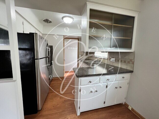 Building Photo - West Toledo 3-Bedroom Gem on Kingsbury Avenue - Cozy Comfort in Toledo!" Available December 10