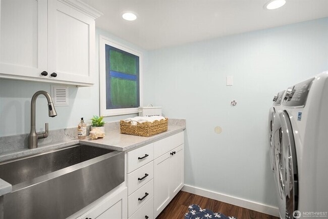 Building Photo - 5606 59th Ave NE