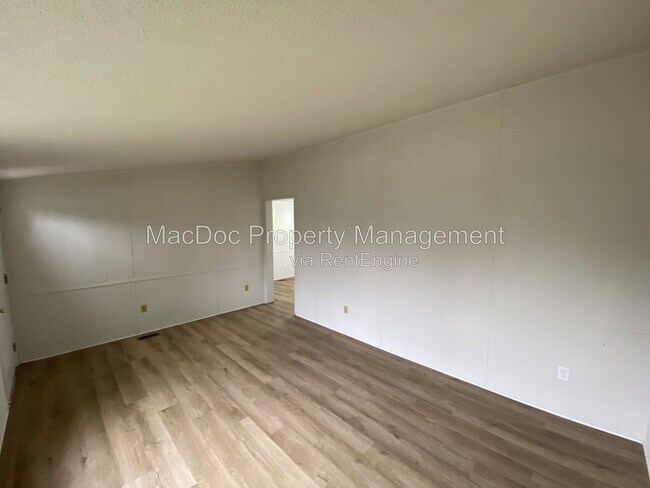 Building Photo - 900 White St