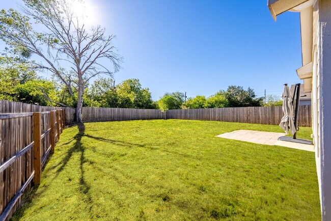 Building Photo - Charming 3-Bedroom Haven with 2 Full Baths