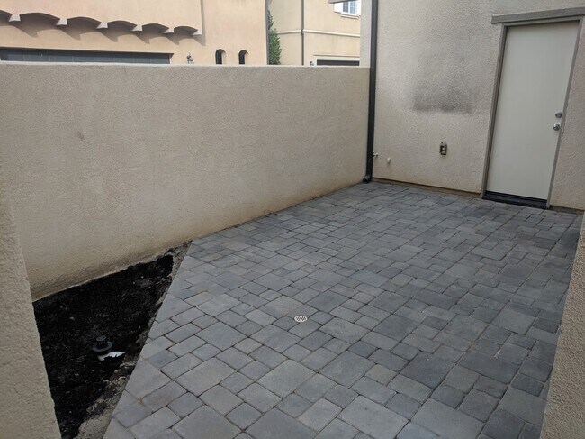 Building Photo - Available Now! Clean and move in ready 4 Bedroom Home in Murrieta