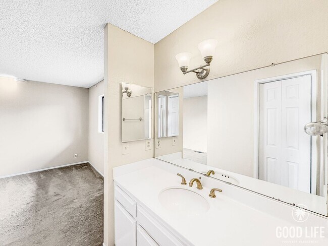 Building Photo - Beautiful 2B/2.5BA Townhome w/ Attached Ga...