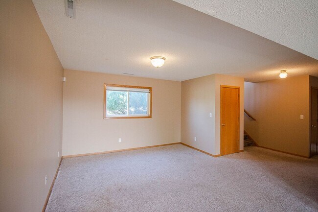 Building Photo - Spacious, freshly painted split entry home in NW Rochester!
