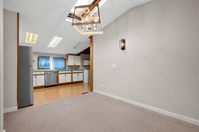 Building Photo - 136 Locust St