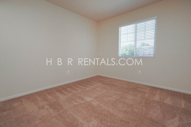 Building Photo - Charming 4-Bed, 2.5-Bath Home in Tracy’s E...