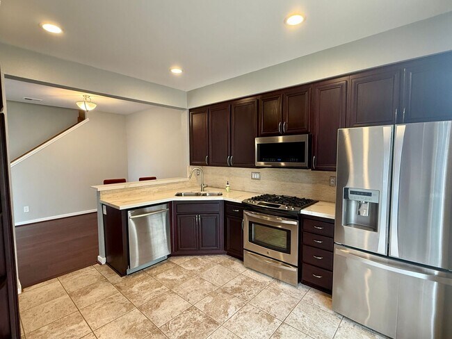 Building Photo - 4 bed, 3 bath Townhouse in Gated Community...