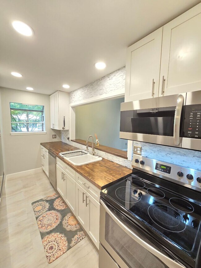 Building Photo - Located in desirable College Acres/Hillsdale area of Wilmington
