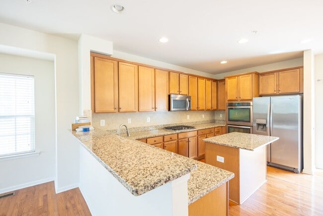 Building Photo - Beautiful 3 BR/3 BA EOG Townhome in Capito...