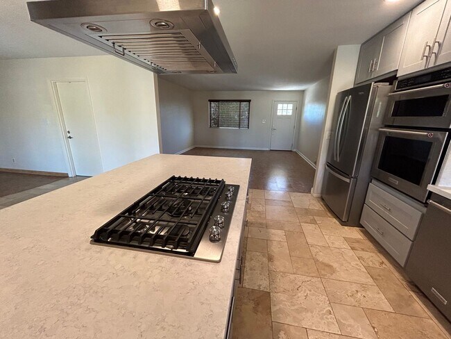 Building Photo - 4 Bedroom 3 Bathroom Parkway Manor 2 Home