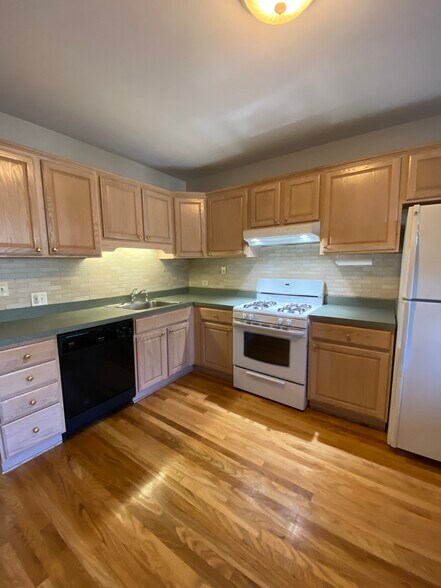 custom kitchen - 2726 W Wellington Ave