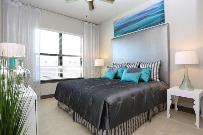 Building Photo - Live Stylish + Save $1,000