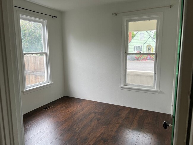 Building Photo - 310 SE 6th St