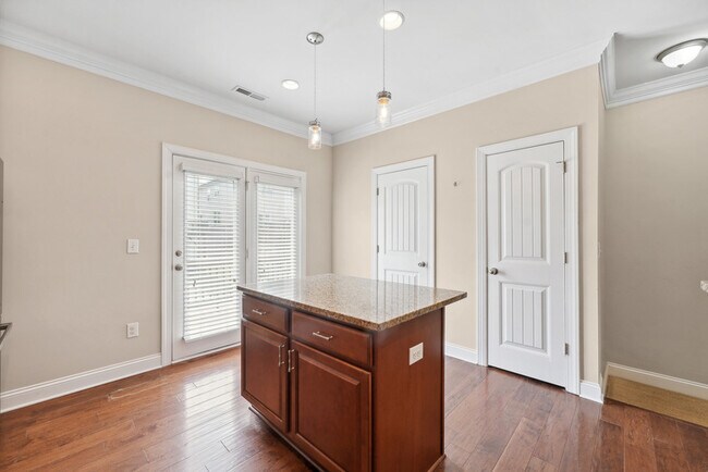 Building Photo - 1359 Town Home Dr