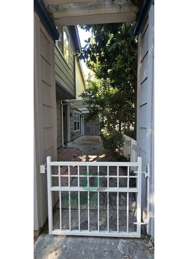 Building Photo - MOVE-IN SPECIAL $500 off first month!! Bea...