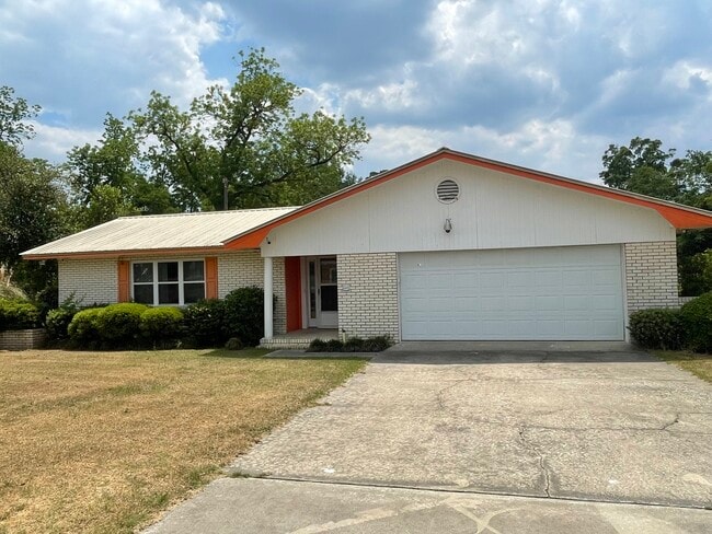 Building Photo - 213 E Pecan Rd