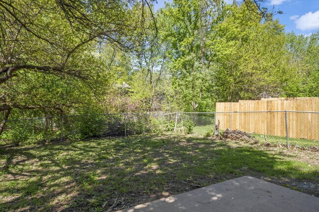 Building Photo - Spacious and updated townhome in Olathe!  1st month is Free!*