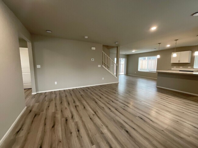 Building Photo - Beautiful 4 Bedroom, 2.5 Bath Home Availab...