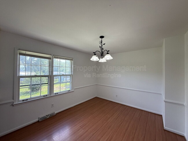 Building Photo - 1804 Sherwood Dr