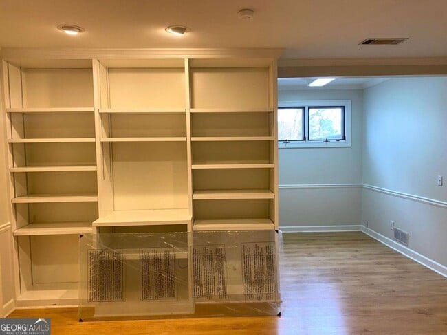 Building Photo - 7155 Roswell Rd