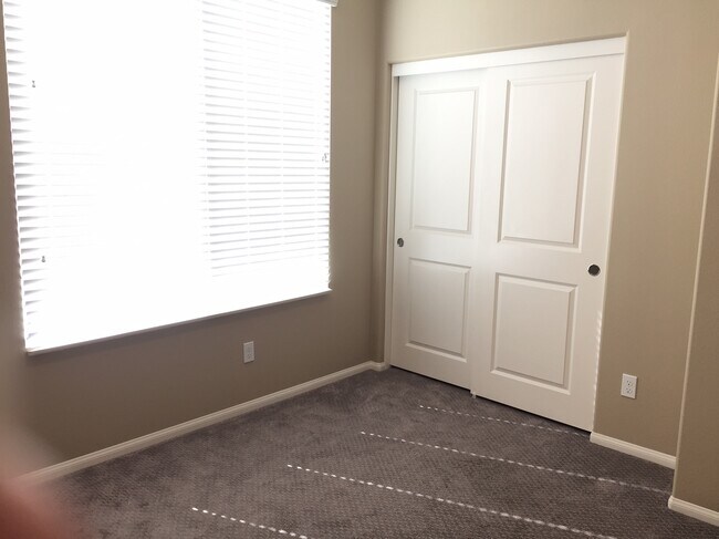 Building Photo - 422 W Route 66