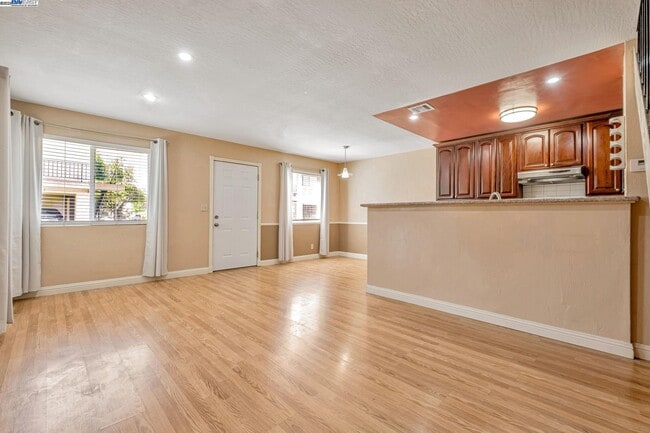 Building Photo - 2141 Swan Ct