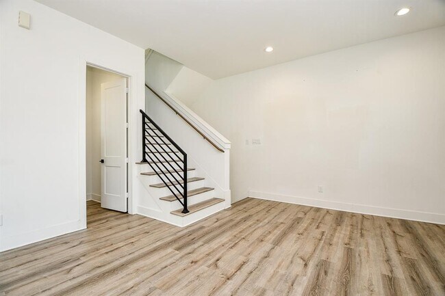 Building Photo - 2404 Hadley St