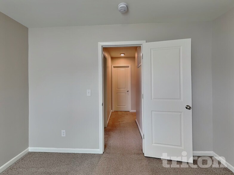 Building Photo - 1711 Sawtooth Ct