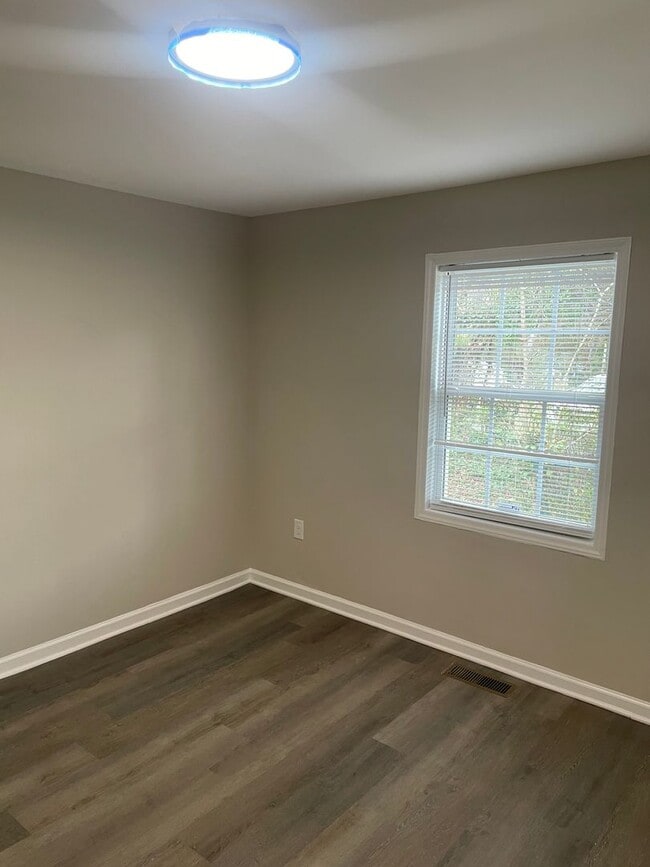 Building Photo - 715 Newton St