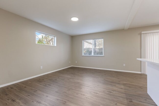 Building Photo - 4 bedroom/2.5 bathroom available in SE Portland