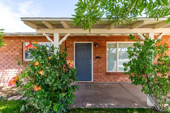 Building Photo - South Scottsdale Charmer! 4 bed + Office, ...