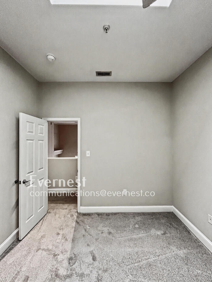 Building Photo - 2418 E Franklin St