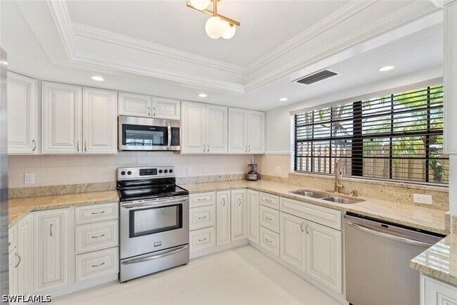Building Photo - 879 Meadowland Dr