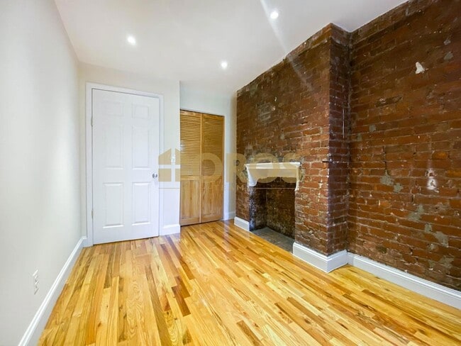 Building Photo - 335 E 10th St