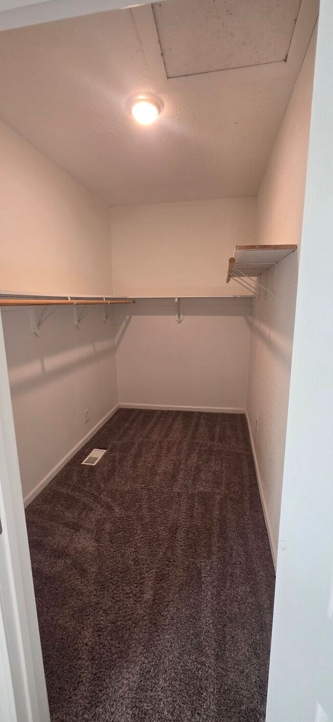 Building Photo - Welcome to this charming 3-bedroom, 2-bath...