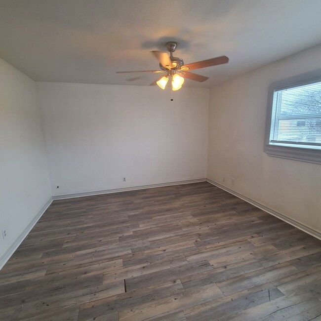 Building Photo - Spacious 2 BR/2.5 bath townhome near the Medical Center w/a fenced in yard!