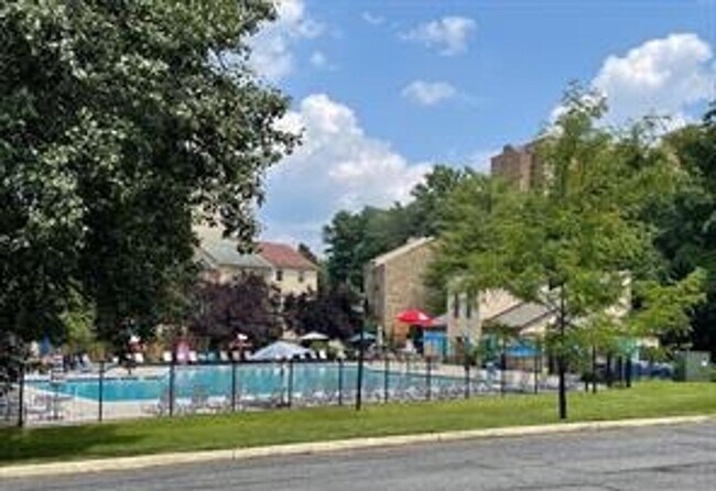 Building Photo - Beautiful 2BR 2BA top floor condo located ...