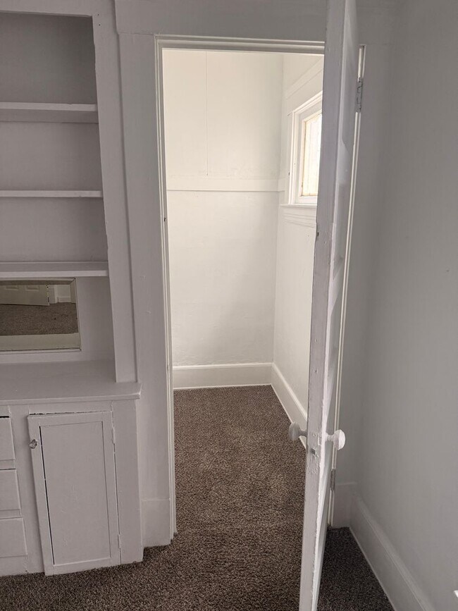 Building Photo - 10817 Hull Ave