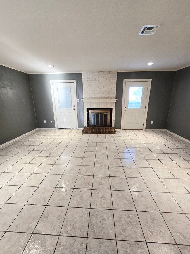 Building Photo - 23 Larkspur Ln