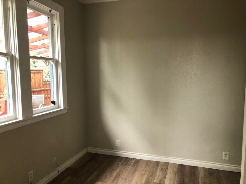 Building Photo - 5410 NE 32nd Pl.