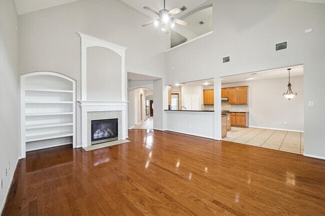 Building Photo - 4422 Roundtree Ln