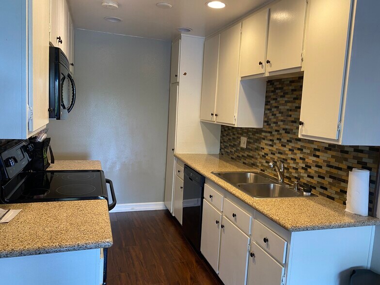 Building Photo - 5460 White Oak Ave