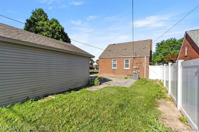 Building Photo - 3339 Lincoln St