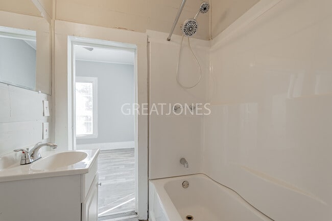 Building Photo - 218 N Lee St